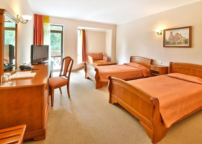 Estreya And Sf. Constantin și Elena